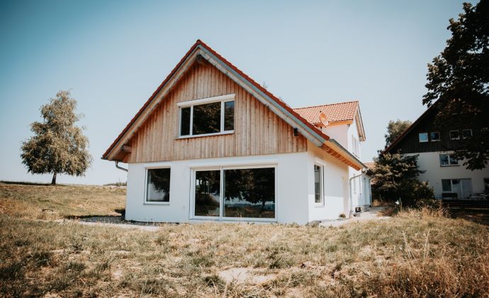 Wohnhaus mit viel Fensterfläche