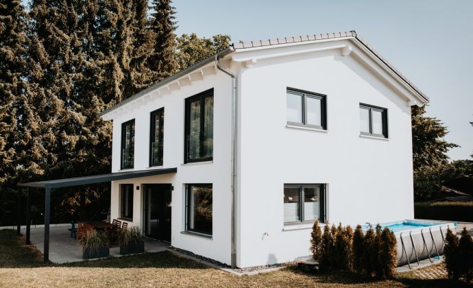 Wohnhaus mit bodentiefen Fenstern