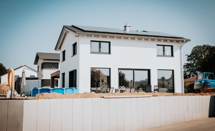 Holzhaus mit lichtdurchfluteten Räumen