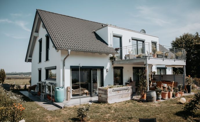 Zweifamilienhaus mit Blick richtung Ried