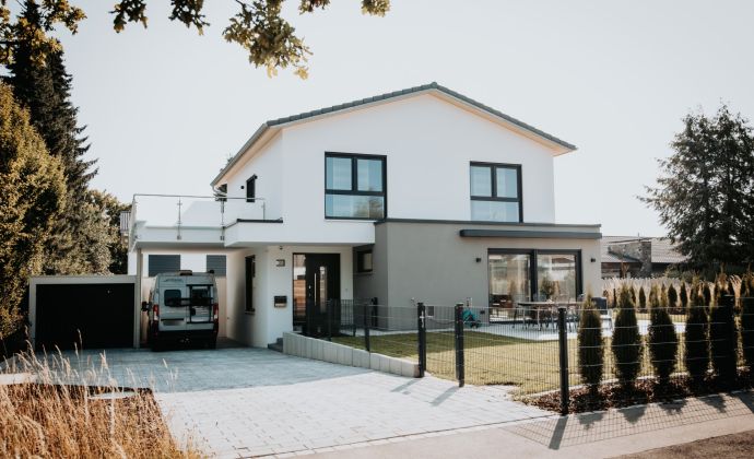 Wohnhaus mit modernem und großzügigem Hausstil